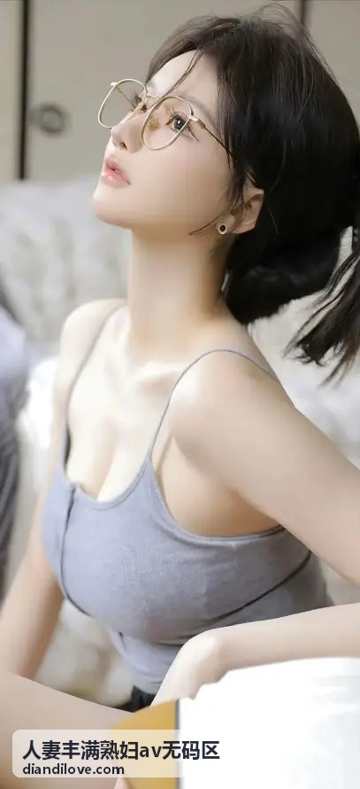 丰满素人熟女在厨房烘焙